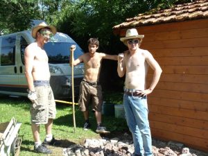 Maxime (au centre) et ses amis, à Montigny-sur-Aube.
