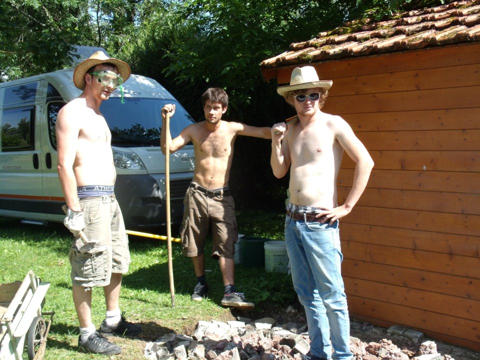 Maxime (au centre) et ses amis, à Montigny-sur-Aube.