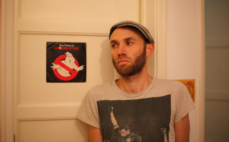 Western pop et burlesque en sucre. Rencontre avec Fred Bayer Azem