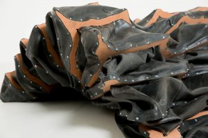 J'ai gardé le réflexe, 2016, plaques de bois, caoutchouc © Makouvia Kokou Ferdinand