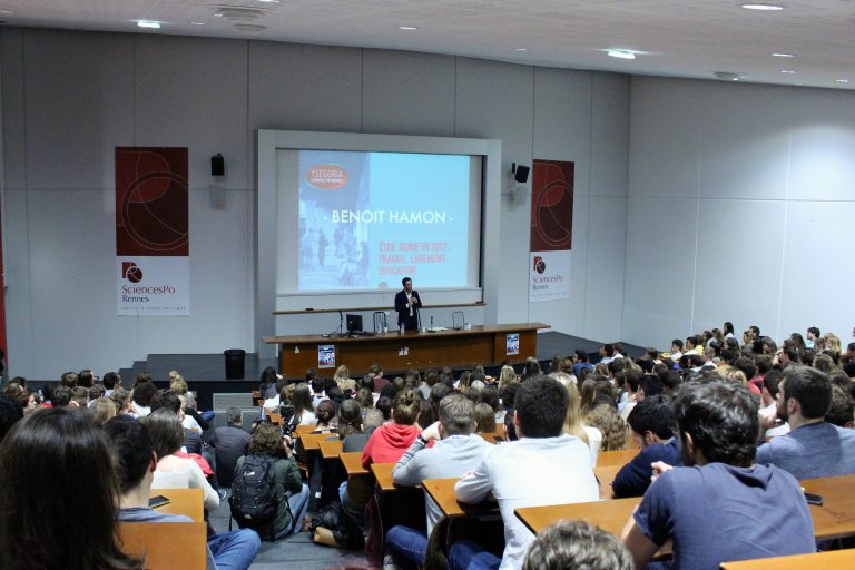Benoît Hamon au pays des étudiants : opération séduction