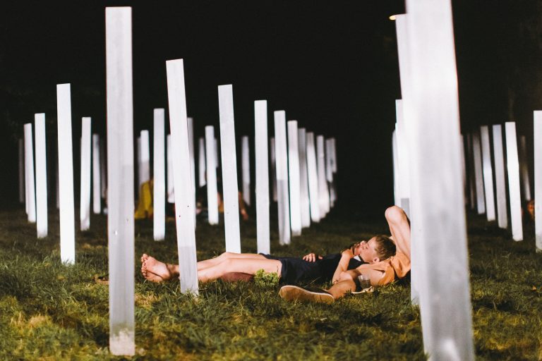 L’art contemporain est-il le nouveau foodtruck de la rave ?