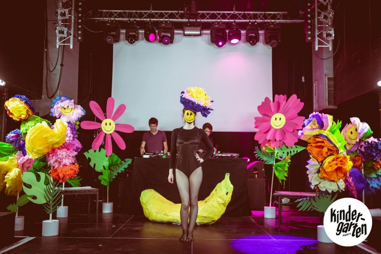 La Kindergarten, Kermesse pour adultes