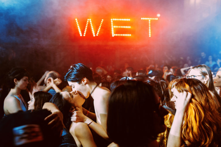 Marketing ou engagement ? Le safe space enflamme la nuit