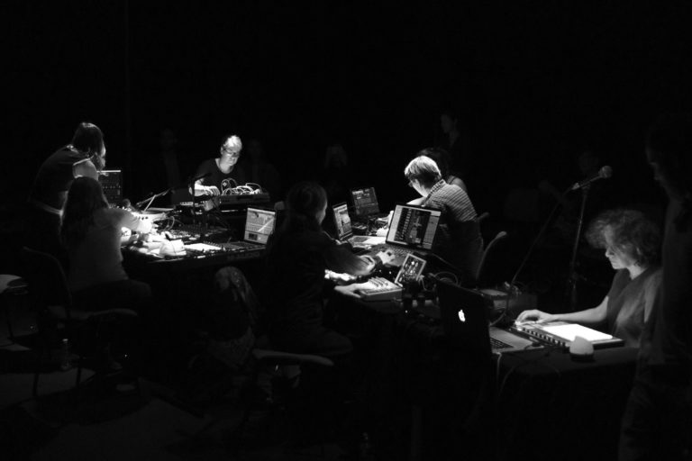 L&rsquo;Open Women Orchestra : l&rsquo;orchestre de musique électronique expérimentale 100% féminin.