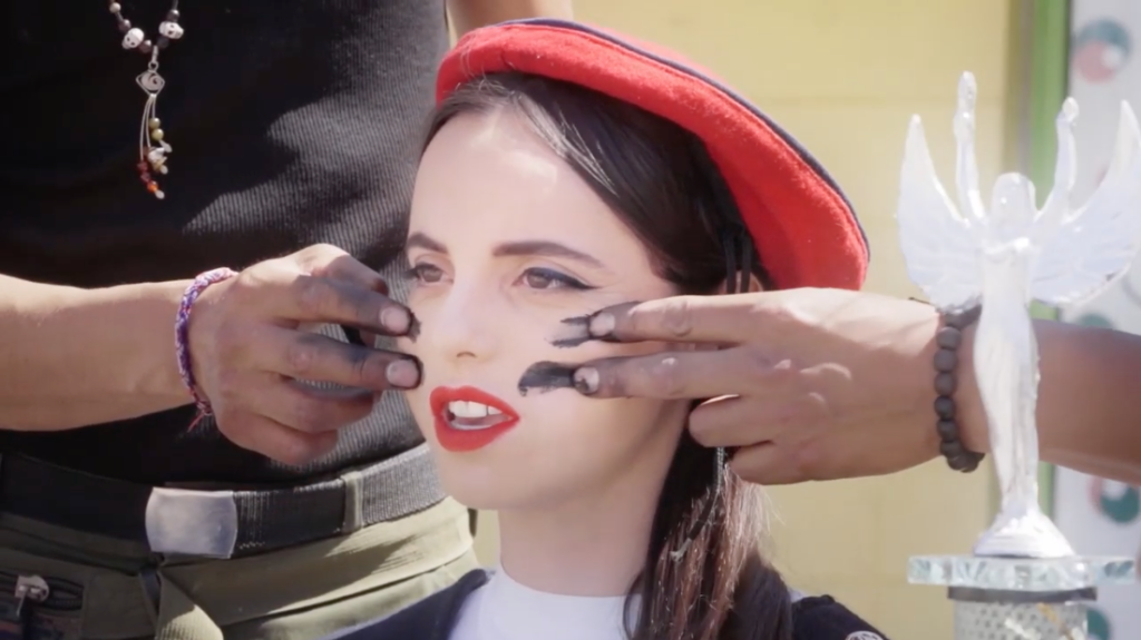 "Chanteuse de guerre", nouveau clip de Mathilde Fernandez, dirigé par Audrey Del Piccolo