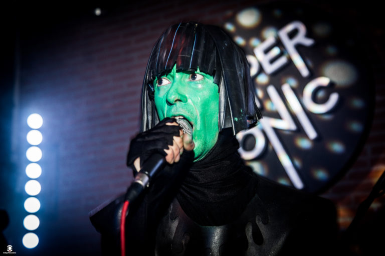 Descente dans les tréfonds de la musique souterraine française avec Restons Sérieux