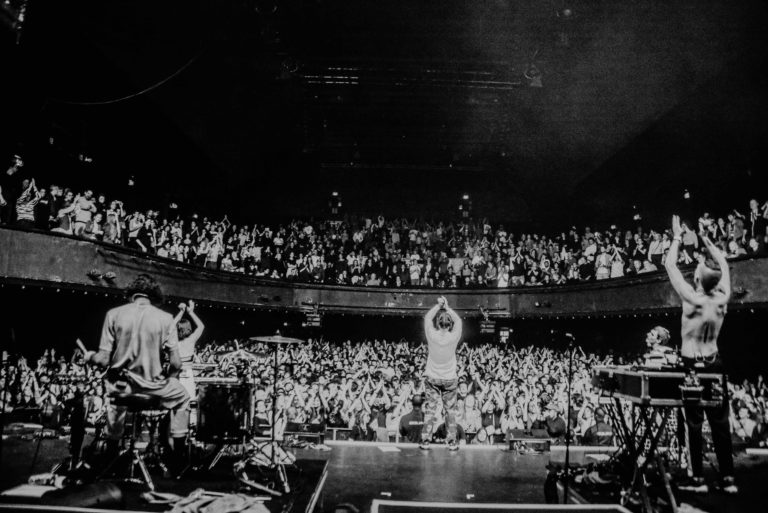 Bagarre à L’Olympia. Demain c’est loin, mais demain c’est nous.