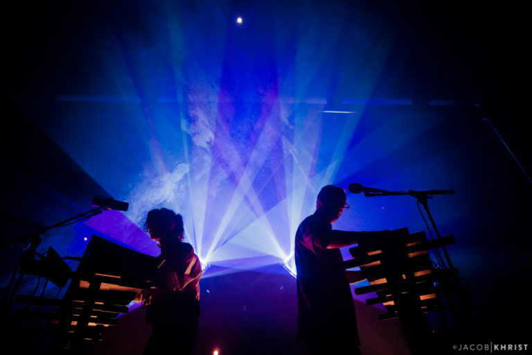Scratch Massive annonce un nouvel album live avec le clip «Girls on Top»