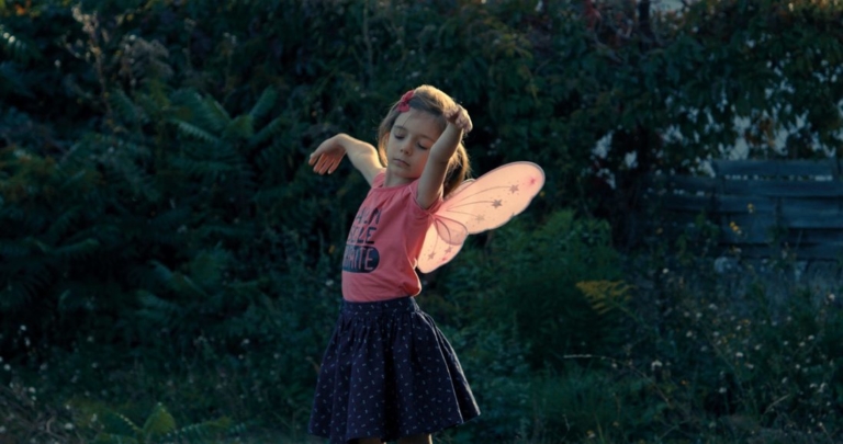 Petite fille, le documentaire d’une construction identitaire lumineuse