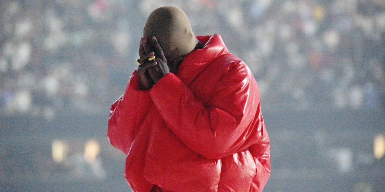 Sapé·e·s comme jamais : La cagoule de Kanye West, critique de la société de surveillance ?