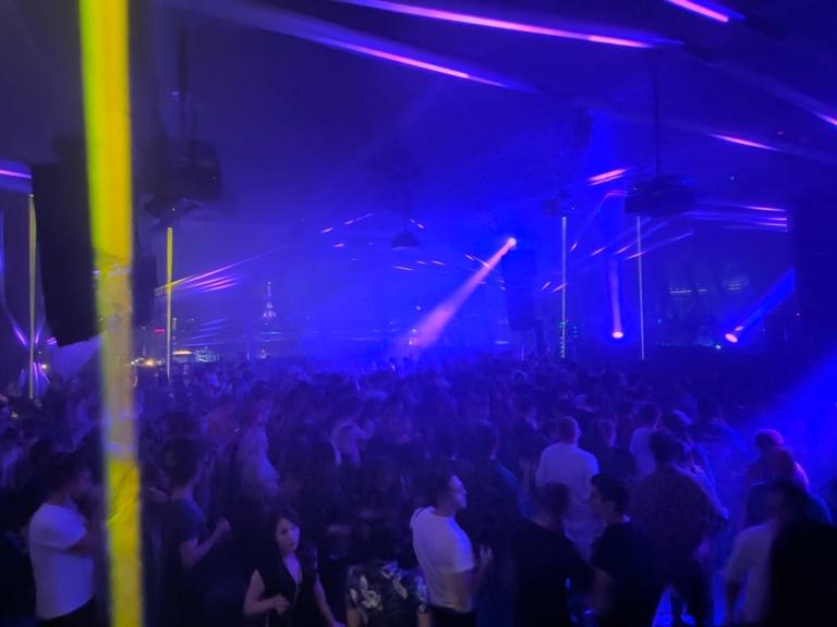 Soirée techno à 44€ et public en costard : j’ai survécu au T7