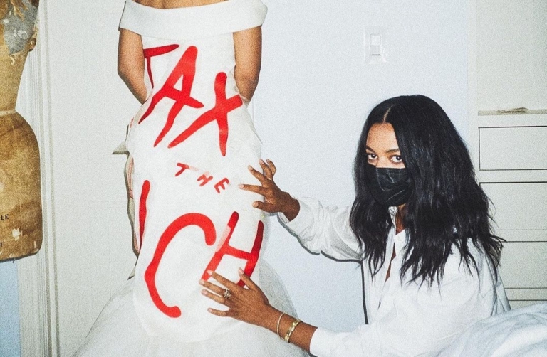 Le slogan socialiste d&rsquo;AOC au Met Ball, court-circuitage de la visibilité ?