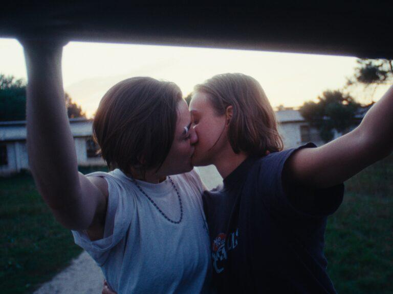 Maud Geffray illustre l’amour queer au grand air dans « Break »