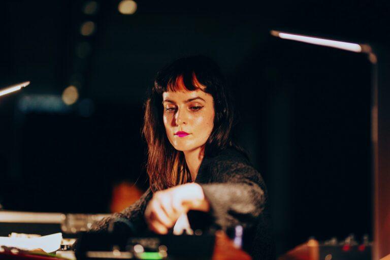 Surgeons Girl hypnotise en proposant une techno aux portes de l’ambient