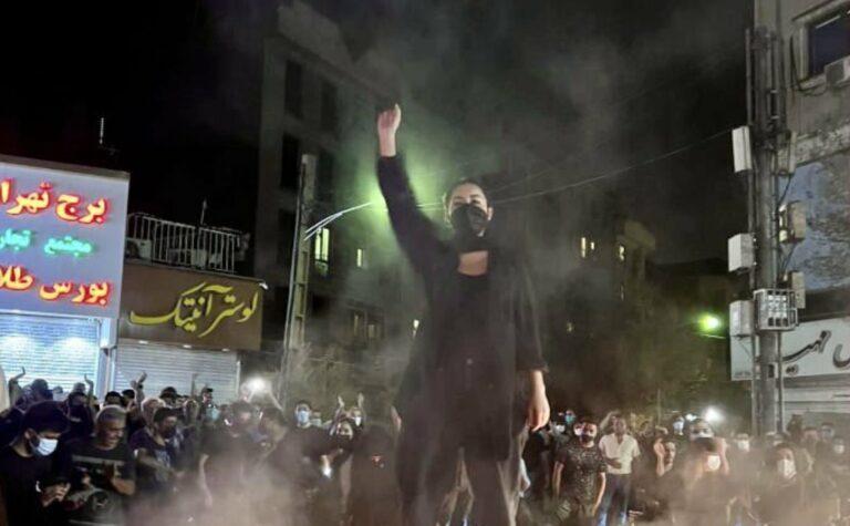 Révolte féministe en Iran : « Brûler notre voile, c’est brûler les violences qui vont avec »