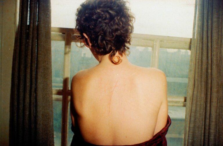 Toute la beauté et le sang versé : une claque féroce et lumineuse