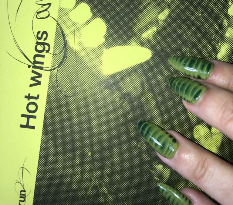 Hot wings and tenders : les poèmes queers, tendres et frits de Marl Brun