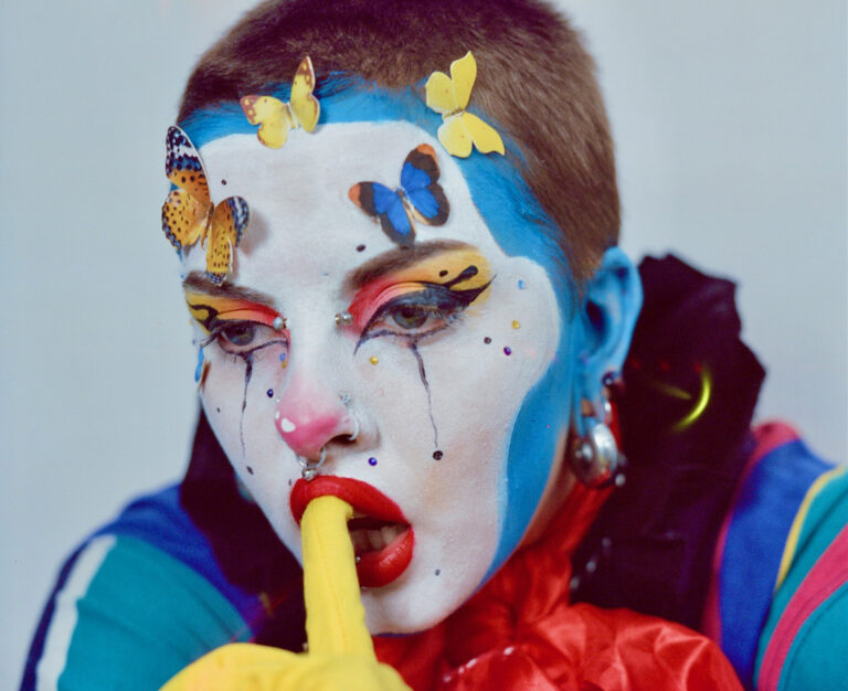 Avec Dragclown Affairs, le pitre queer s’expose en galerie