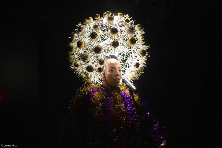 Avignon 2024 : « Arrête aves tes mensonges » ou la difficulté de l&rsquo;amour gay en campagne