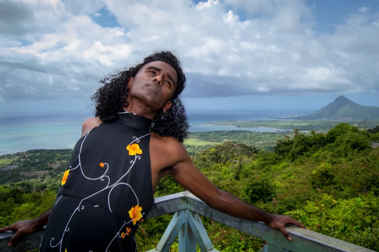 Kama La Mackerel : « L&rsquo;énoncé décolonial émerge des entre-espaces »